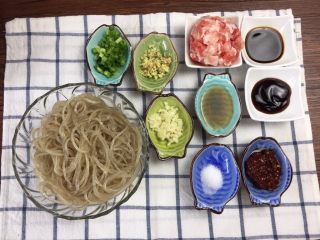 1、肉末粉丝煲,所有食材合张影