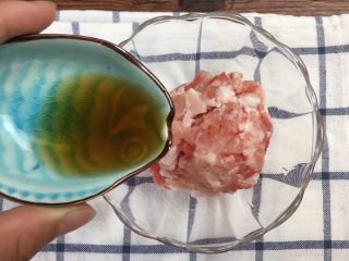 2、肉末粉丝煲,肉末倒入盐料酒腌制十分钟