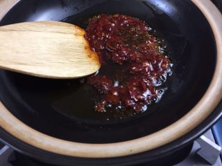3、肉末粉丝煲,锅内倒，豆瓣酱炒出红油。
