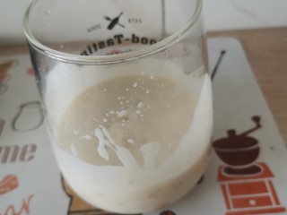 1、蓝莓麦片酸奶杯,酸奶加入杯中