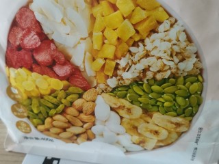 2、蓝莓麦片酸奶杯,准备水果麦片