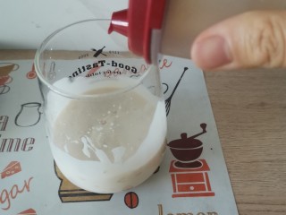 4、蓝莓麦片酸奶杯,酸奶中加蜂蜜