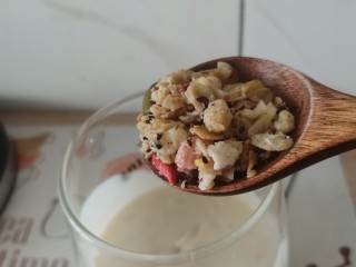 5、蓝莓麦片酸奶杯,加麦片