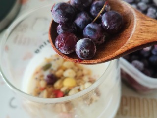 6、蓝莓麦片酸奶杯,加蓝莓