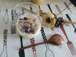 7、蓝莓麦片酸奶杯,完成