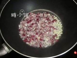 5、串肠意面,锅内加1汤匙橄榄油烧热，放入洋葱丁和蒜丁爆香。