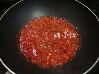 7、串肠意面,加入清水大火煮开，加盐糖调味后离火。