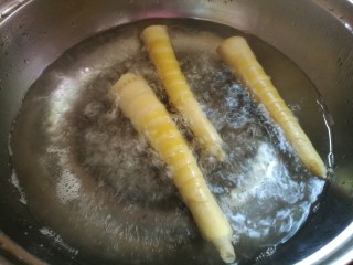 2、春日识鲜之雪菜肉丝春笋面,笋去壳,入水焯一下去生涩味。