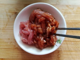 5、春日识鲜之雪菜肉丝春笋面,拌入少许老抽上色。