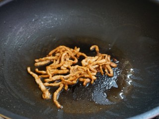 7、春日识鲜之雪菜肉丝春笋面,锅里放油烧热,下肉丝,迅速划开炒匀。