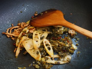 9、春日识鲜之雪菜肉丝春笋面,倒入雪菜一起炒匀,加1勺白糖提鲜。