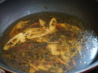 10、春日识鲜之雪菜肉丝春笋面,倒入清水。