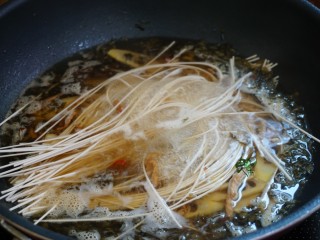 11、春日识鲜之雪菜肉丝春笋面,水煮开后,调入适量盐,下龙须面煮熟。