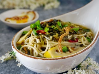 13、春日识鲜之雪菜肉丝春笋面,非常鲜美。