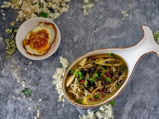 14、春日识鲜之雪菜肉丝春笋面,欲罢不能的春味。