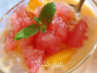 3、好吃的杨枝甘露,杨枝甘露：容器中放入煮好的西米30g，加入甘露汁拌匀，在放上芒果丁、西柚粒即可。