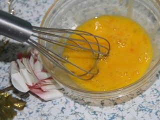 3、酱油炒饭,打散搅匀