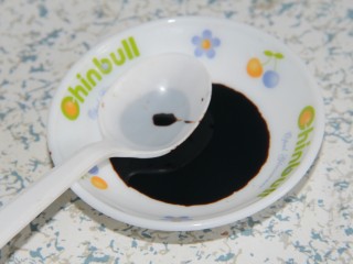 4、酱油炒饭,调汁,放一勺老抽