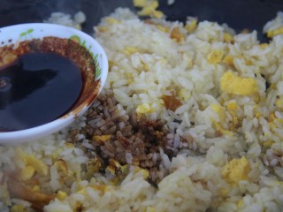 14、酱油炒饭,加入调好的汁