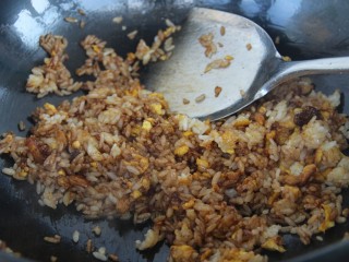 15、酱油炒饭,继续小火炒匀