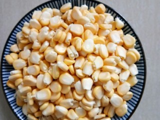 2、椒盐玉米粒,玉米剥粒洗净。