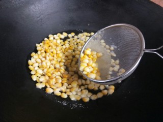 4、椒盐玉米粒,煮熟的玉米粒沥水捞出 。