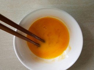 5、椒盐玉米粒,鸡蛋打散。