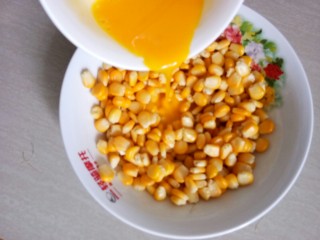 6、椒盐玉米粒,倒入晾凉的熟玉米粒中。