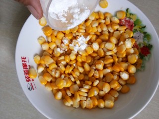 7、椒盐玉米粒,加入生粉。