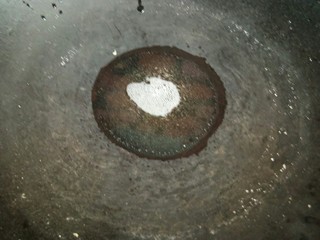 9、椒盐玉米粒,热锅下油，油量比平时炒菜多一些。