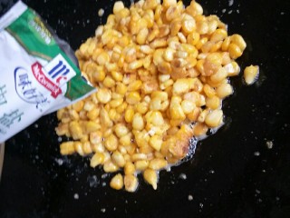 11、椒盐玉米粒,趁热加入椒盐和葱花拌匀即可。