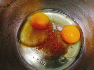 5、快手早餐+葱香黄金馒头片,加入适量盐,五香粉