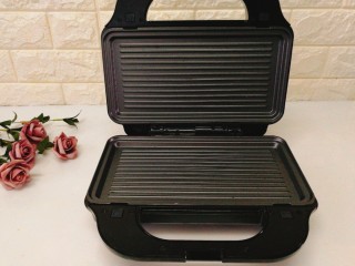 8、快手早餐+葱香黄金馒头片,取出多功能华夫饼机,装上模具