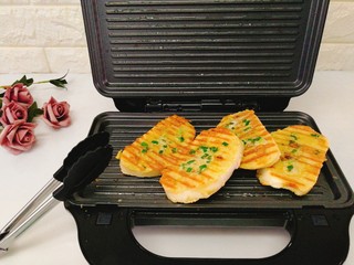 15、快手早餐+葱香黄金馒头片,煎好了,是不是很有食欲呀