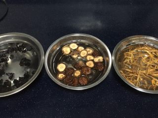 2、老天津卫三鲜打卤面,干货的泡发，泡发时请用凉水，木耳和香菇至少要提前1个小时泡发，我一般都是早晨上班之前泡上，下午下班回来时使用，黄豆和青豆的泡发也是如此，干黄花菜泡半个小时就可以。快速泡发干货的话可用30度的温水，估计半个小时就能使用，肯定没有前者泡发的充分。最重要的一点是泡发香菇的水一定要保留，过滤杂质后备用。