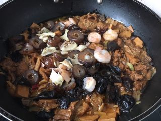 13、老天津卫三鲜打卤面,放入海参和炒好的虾仁（还可以添加点自己喜欢的海鲜，我放了扇贝柱和海螺片），用中小火再炖3或5分钟。