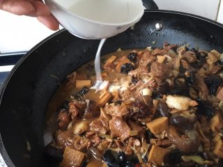 14、老天津卫三鲜打卤面,总共炖了15分钟后改中火，加2勺盐调味，大量的淀粉（我用了50g左右）用水调匀，分次淋入锅里，每淋入一次要用铲子轻轻推匀，直到卤的浓稠适度。