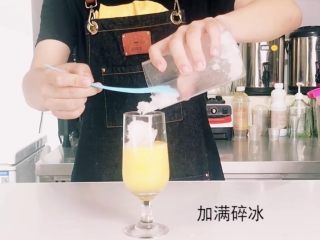 3、38℃酷暑，最佳饮料“水果气泡饮”，无酒精也能狂High,加入碎冰（满杯即可）