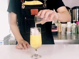 4、38℃酷暑，最佳饮料“水果气泡饮”，无酒精也能狂High,倒入糖浆20ml