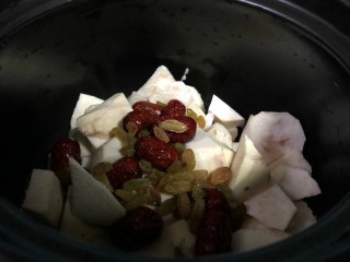 5、健康美味红薯绿豆大枣粥,葡萄干洗干净后，也加入里面，当然了，这个按自己喜好，添加的哦！