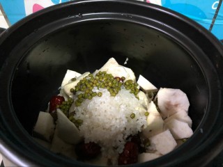 8、健康美味红薯绿豆大枣粥,然后，我又加了些绿豆，喜欢绿豆粥的清香味。