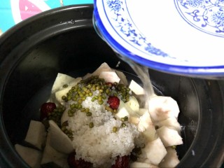 9、健康美味红薯绿豆大枣粥,这个时候，可以加水了，喜欢浓稠的，少加些水，喜欢稀饭的，多加些水。