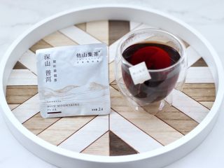 2、无花果普洱冰茶,把他山集深山普洱放入杯子里，倒入烧开的纯净水冲泡后放凉备用。