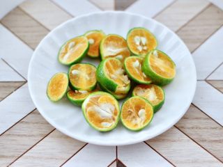 3、无花果普洱冰茶,把青柠檬洗净去蒂后切片。