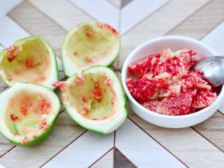 4、无花果普洱冰茶,无花果一切两开后，用勺子挖出果肉备用。