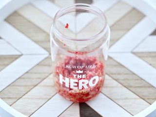 5、无花果普洱冰茶,取一个大一点的杯子，把无花果肉铺在杯底碾成泥状。