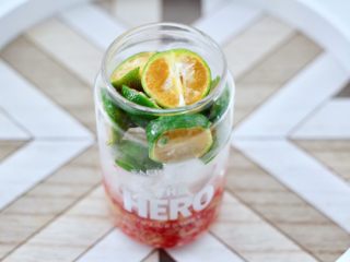 7、无花果普洱冰茶,上面再铺上切片的青柠檬。