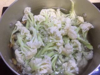 4、蚂蚁肉沫焗香辣花菜,水开后放入花菜，水再次开后一分钟将花菜捞起