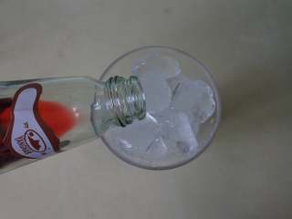 1、冰冻的火焰,取一只饮料杯，在杯子里装满冰块