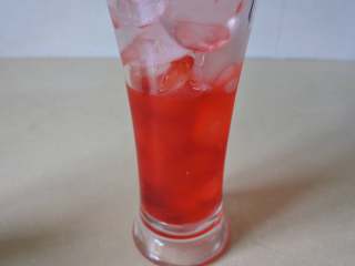 2、冰冻的火焰,倒入1/3杯的红石榴糖浆